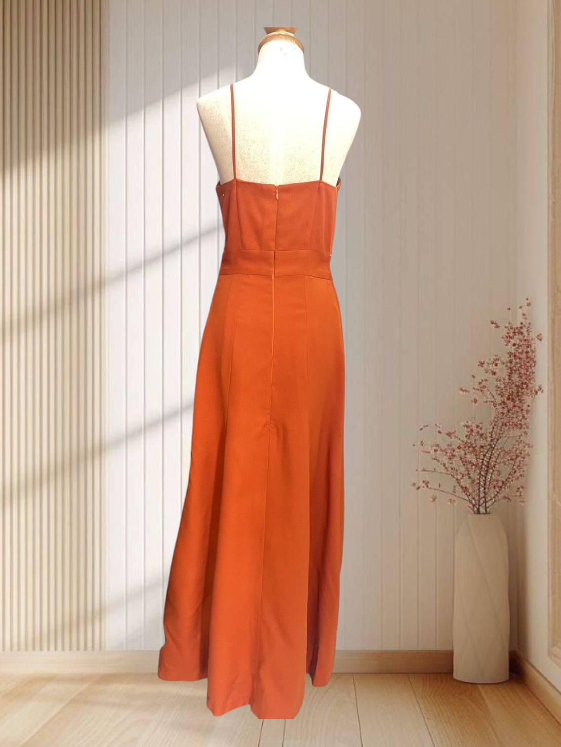 (PRE-LOVED) ราตรียาวสายเดี่ยว สีส้ม แต่งเพชรตรงเอว หรูหราแพง ไซส์ M