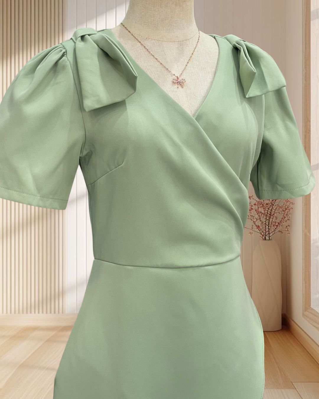 (PRE-LOVED) ราตรีสั้นสีเขียว มีแขน แต่งไหล่โบว์ ไซส์ S