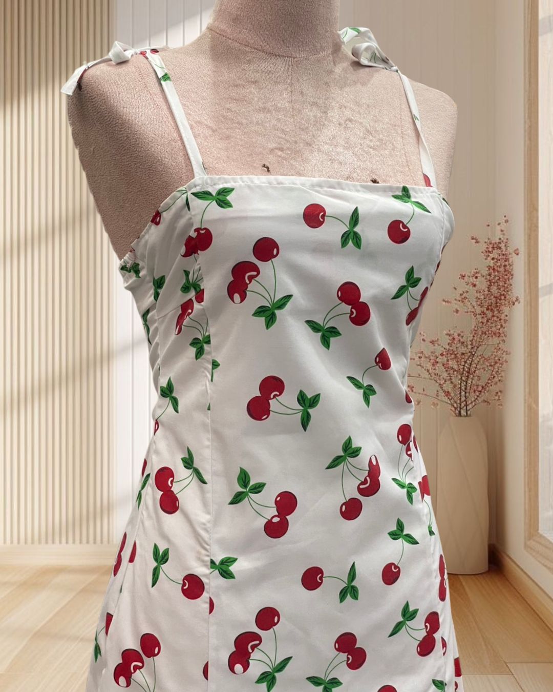 (PRE-LOVED) มินิเดรสสั้นสีขาว ลายเชอร์รี่ สายเดี่ยวผูกโบว์ ไซส์ S