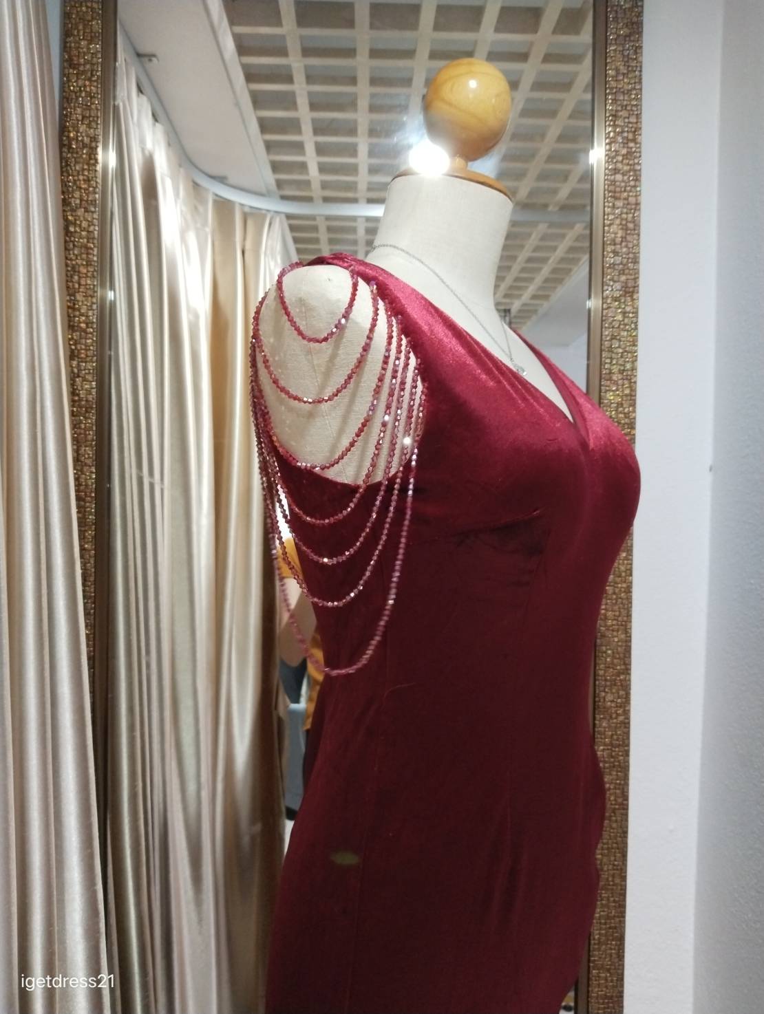 (PRE-LOVED) ราตรียาวสีแดงผ้ากำมะหยี่ปักเลื่อมห้อยเป็นชั้นๆ S