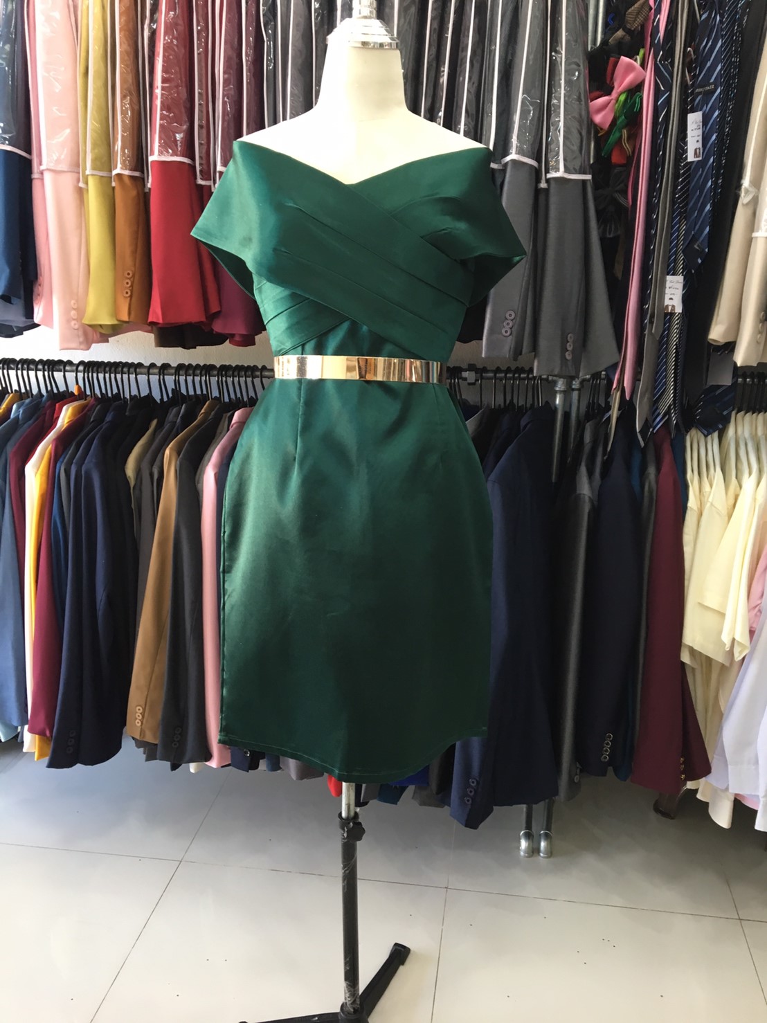 (PRE-LOVED) ชุดราตรีสั้นสีเขียวปาดไหล่อกไขว้ทรงสอบ (2XL)