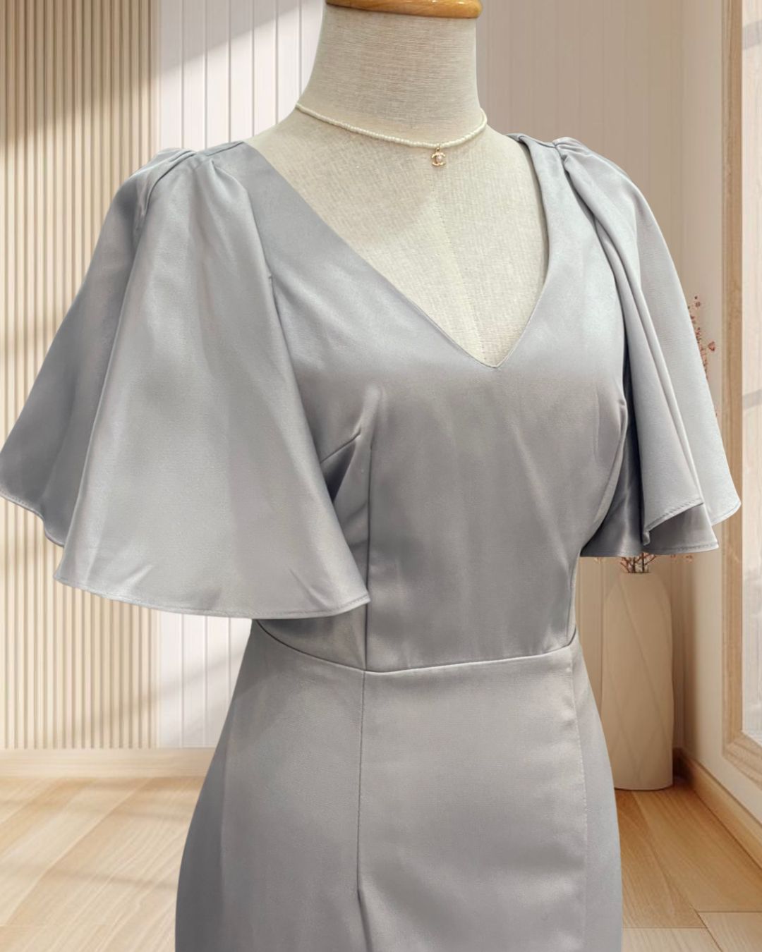 (PRE-LOVED) ราตรียาวสีเทา คอวี แขนกระดิ่ง ผ้าเงา ไซส์ XL