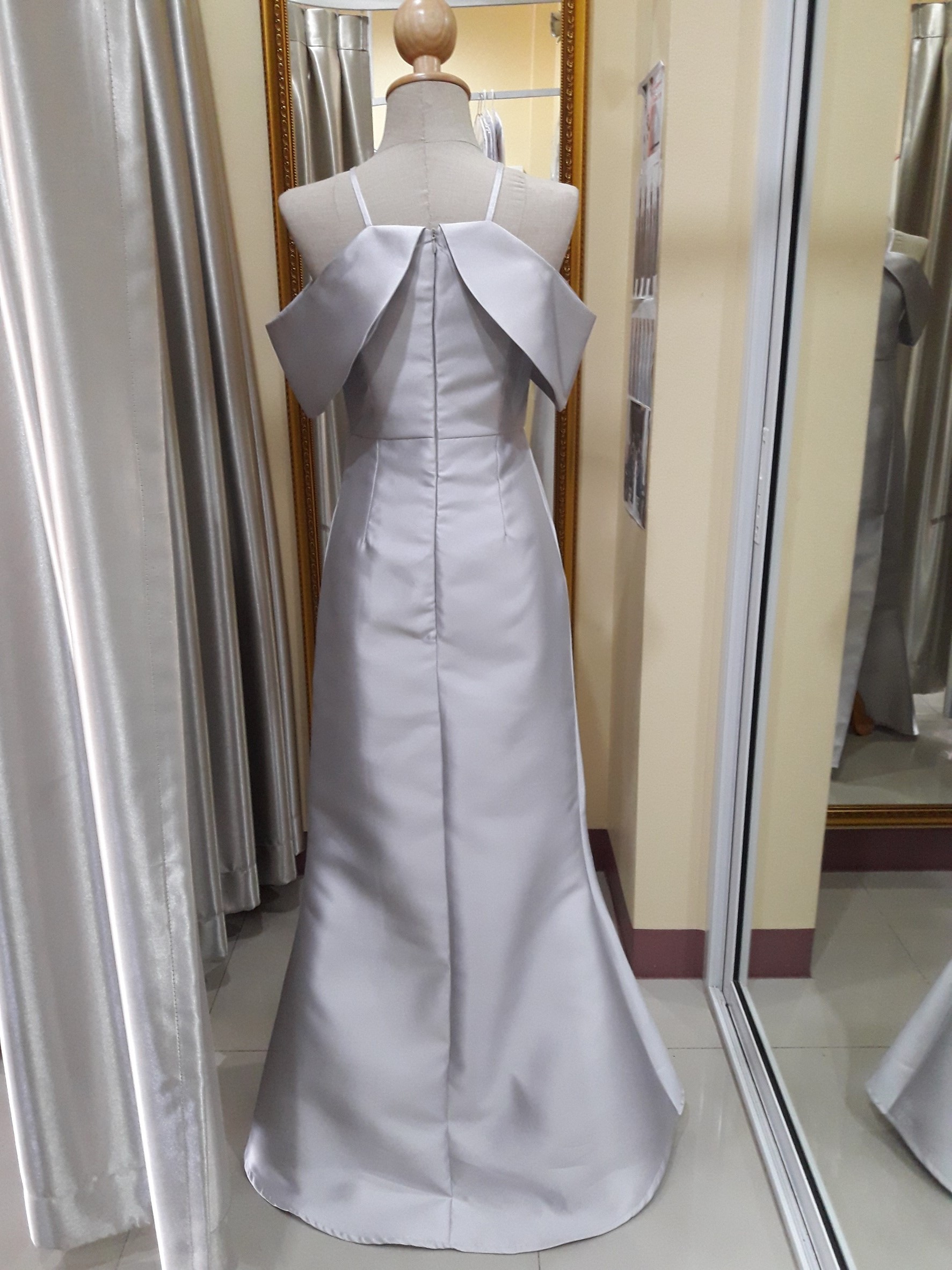 (PRE-LOVED) ราตรียาวสายเดี่ยว/ปาดไหล่ (S)