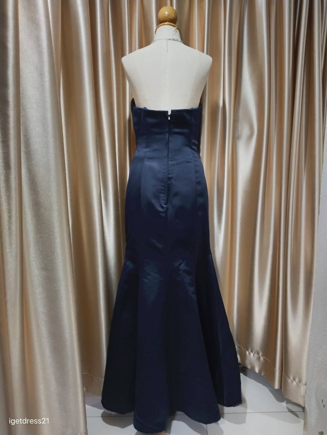 (PRE-LOVED) ชุดราตรียาวเกาะอกสีกรม S