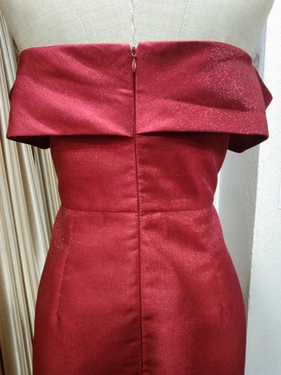 (PRE-LOVED) ราตรียาวสีแดงปาดไหล่ (S) มือ2