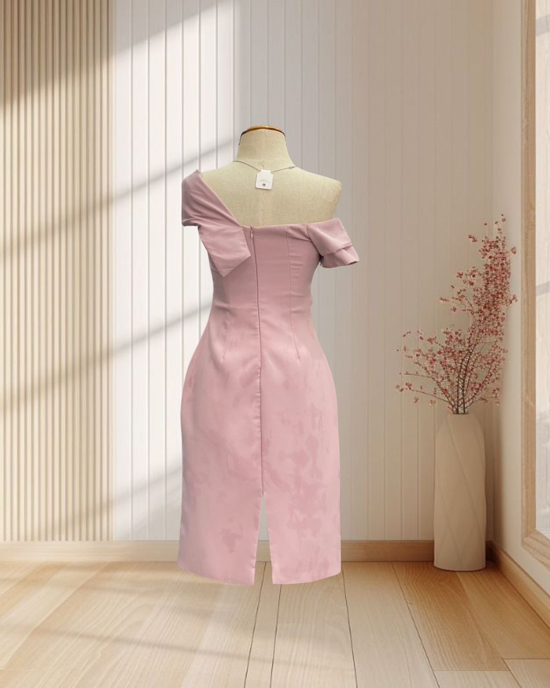 (PRE-LOVED) ราตรีสั้นสีชมพู ปาดไหล่ ผ้าฮานาโกะ จีบเอว ไซส์ XS