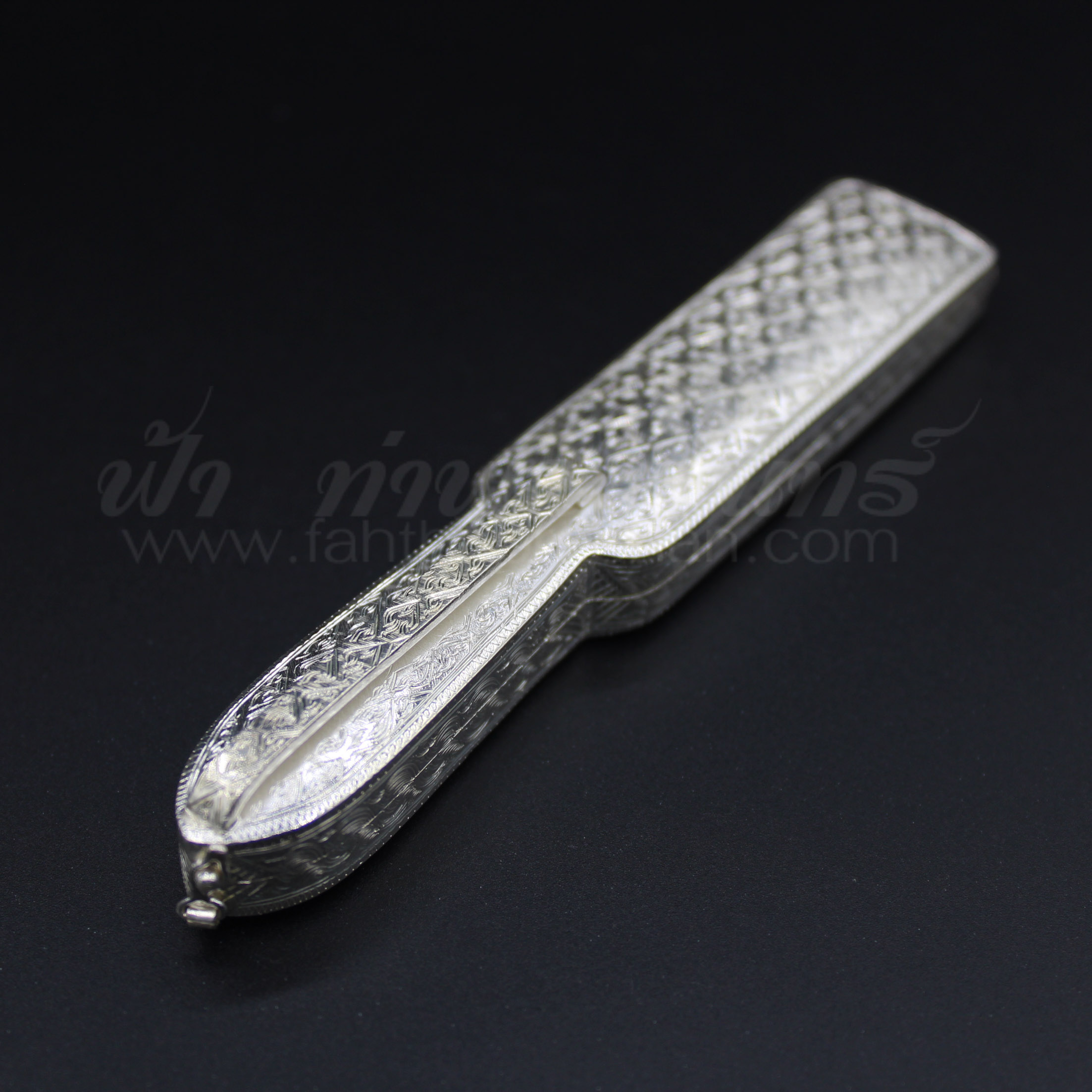 ตลับใส่มีดหลวงพ่อเดิม ทึบเงินแกะลาย 92.5%