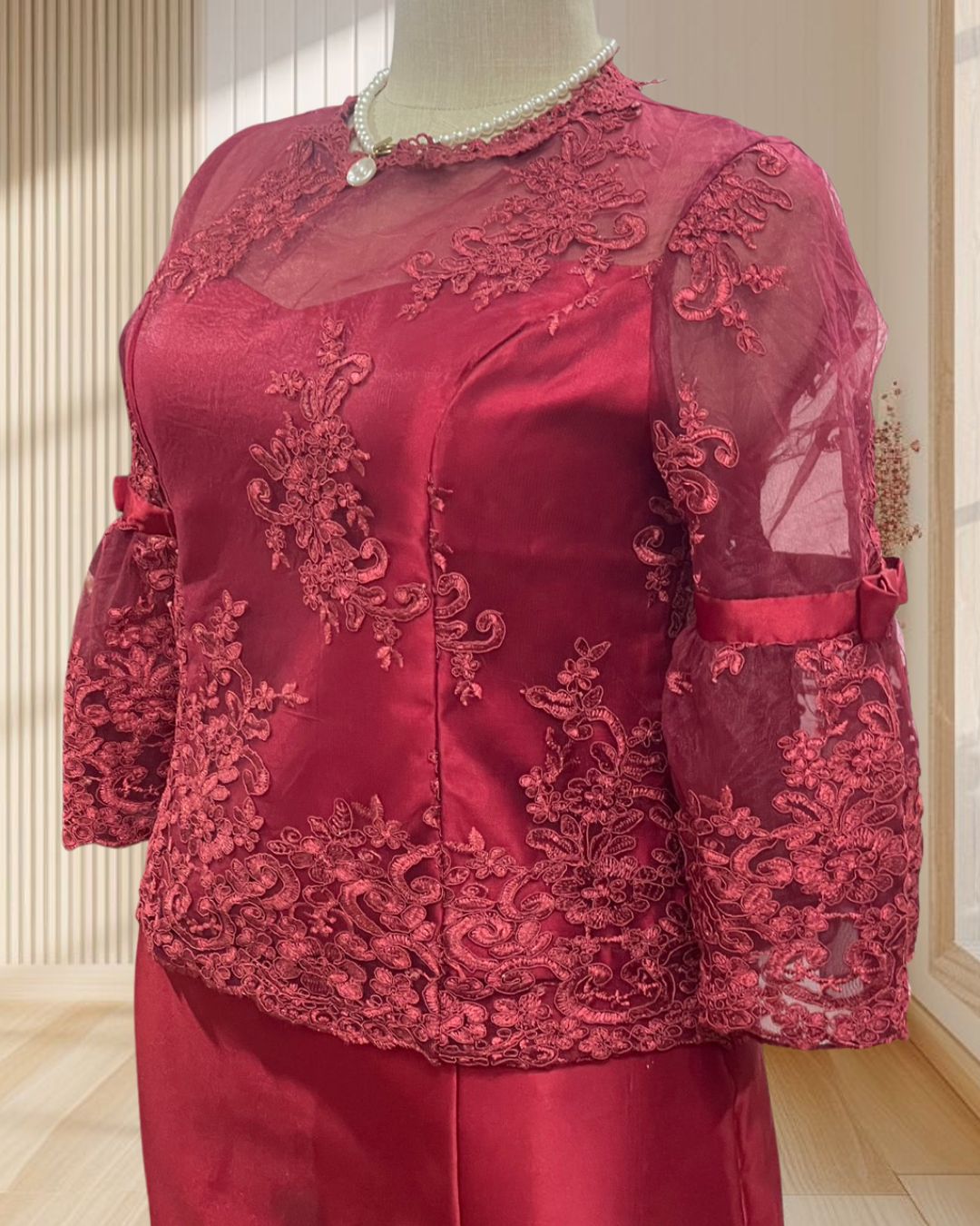 ชุดคุฯแม่สีแดง ผ้าลูกไม้ แต่งโบว์ที่แขน +กระโปรงยาวผ้าไหมเทียม ไซส์ 2XL