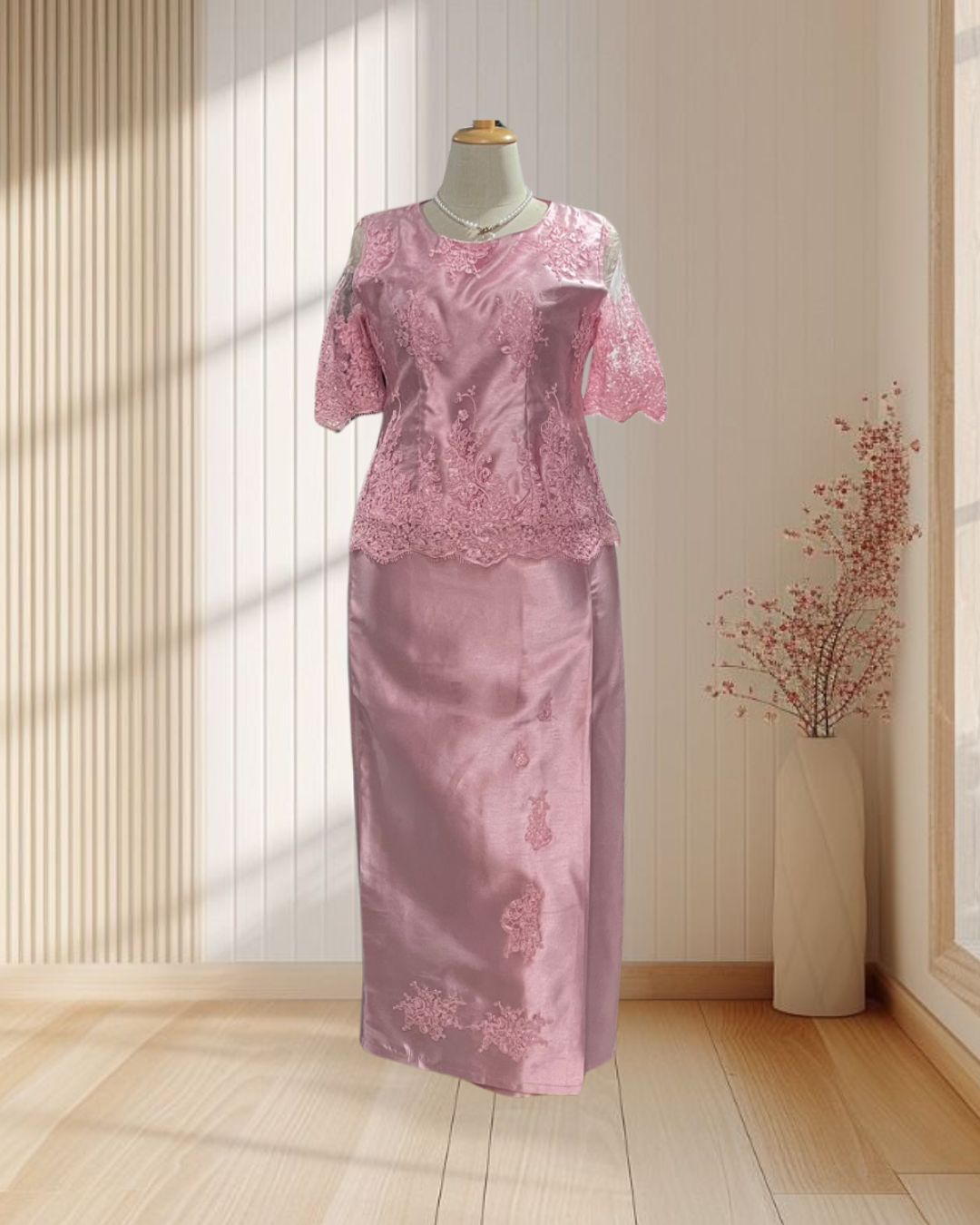 (Pre-Loved) ชุดคุณแม่สีชมพู ผ้าลูกไม้+กระโปรงผ้าไหมเทียมยาว ไซส์ 2Xl