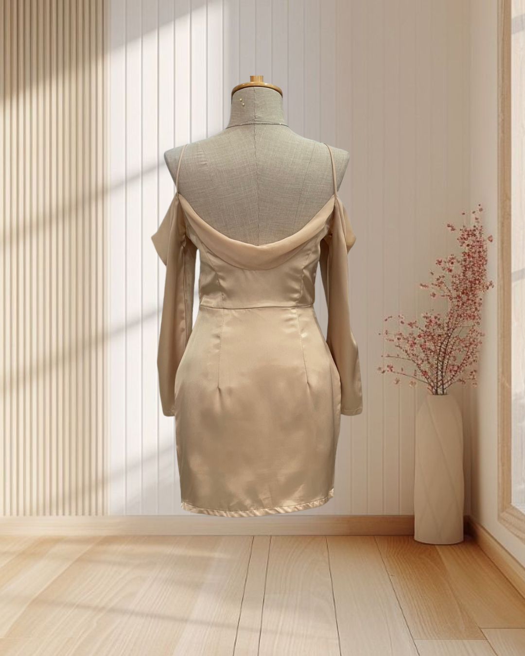 (PRE-LOVED) ราตรีสั้นสีทอง สายเดี่ยว แขนยาว แต่งผ้าชีฟองถ่วงหลัง ไซส์ S