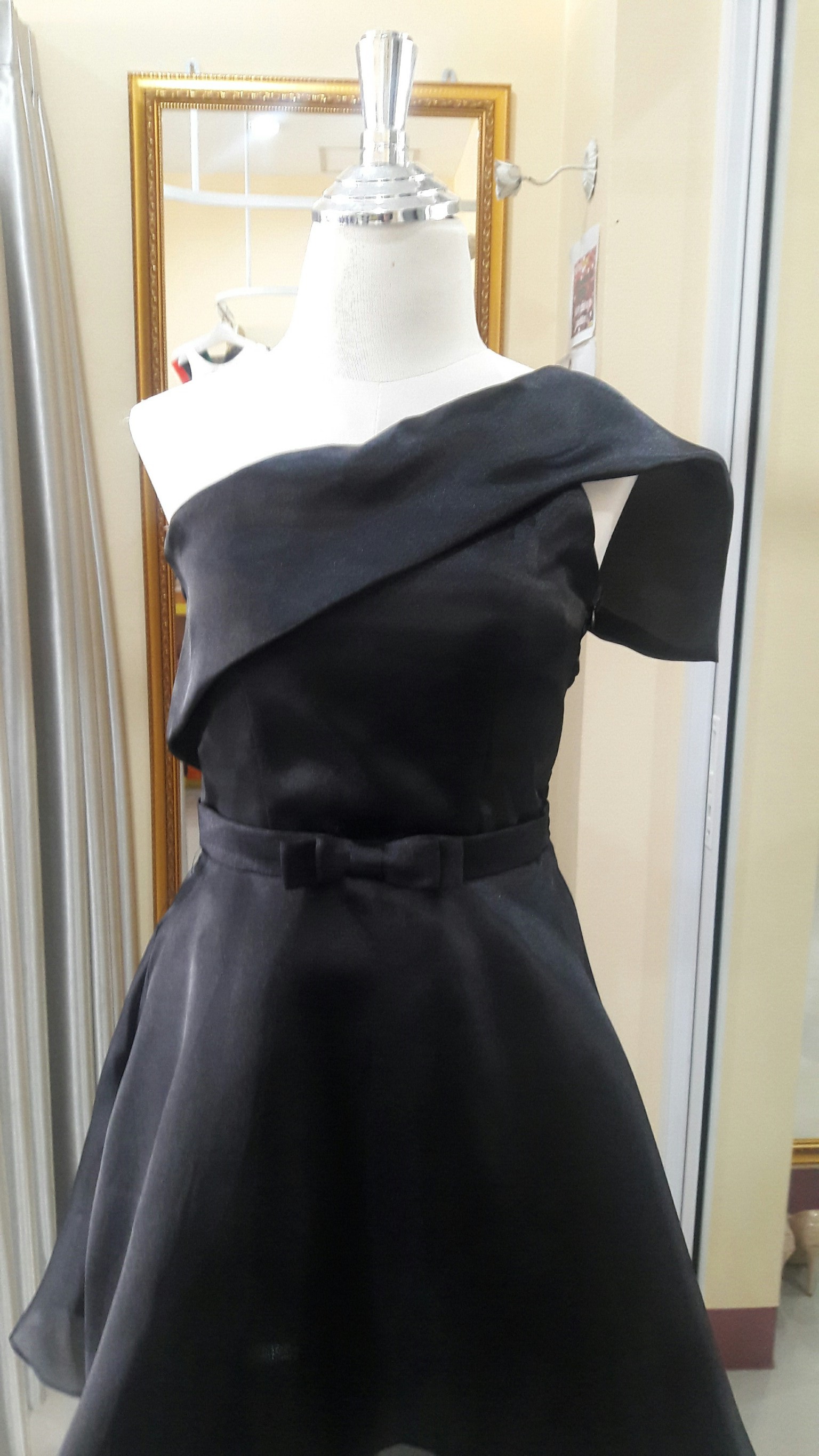 (PRE-LOVED) ราตรีสั้นไหล่เดี่ยวผ้าแก้วนิ่ม(ฟรีไซส์)