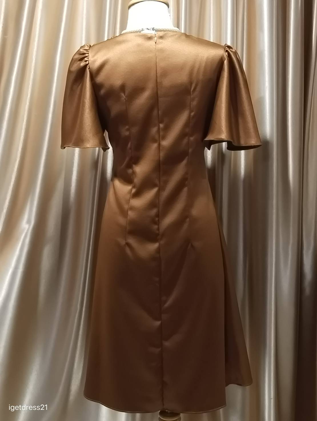 (PRE-LOVED) ราตรีสั้นสีน้ำตาล แขนกระดิ่ง ทรงยอดฮิต สีน้ำตาล ไซส์ M