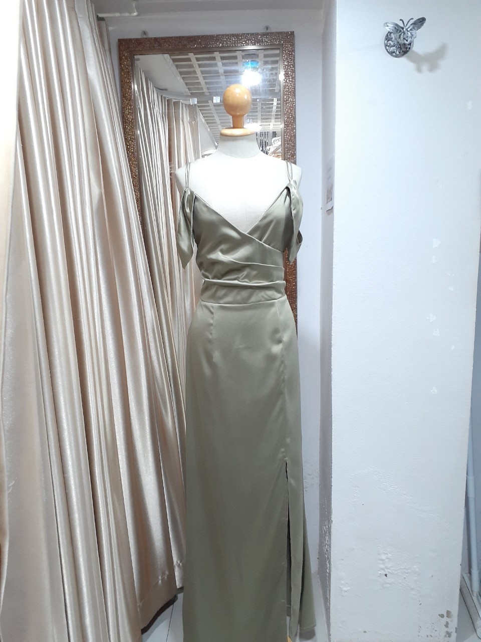 ชุดราตรียาวสีเขียวปิดแขนผ่าสูง (L)