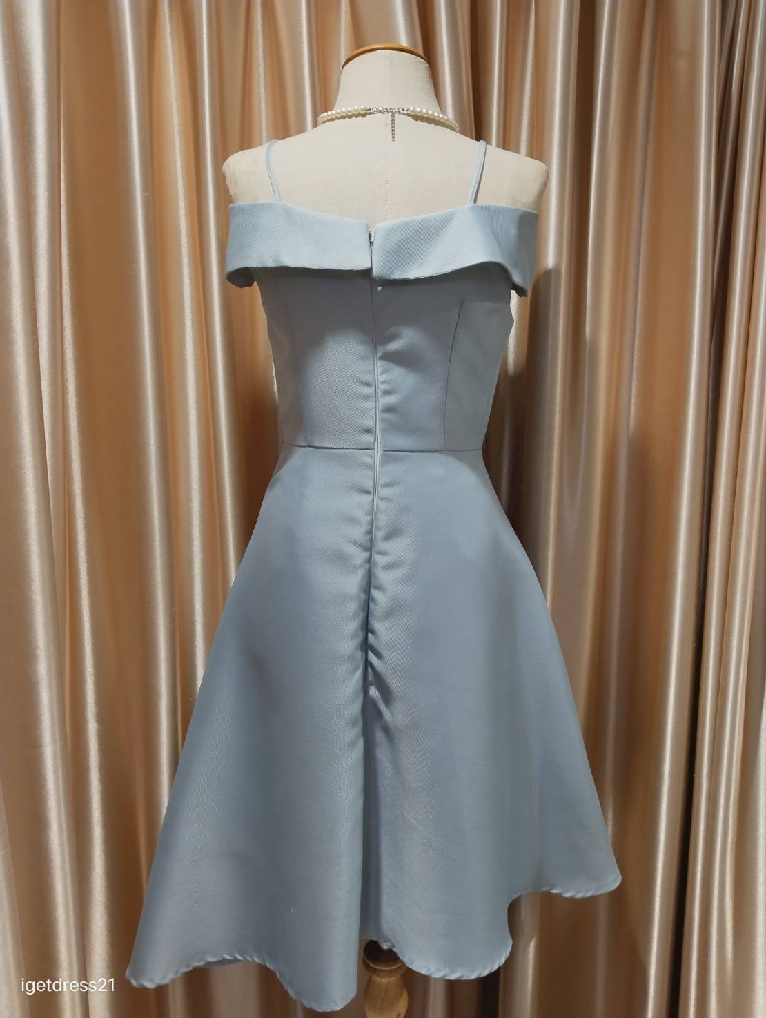 (PRE-LOVED) ชุดราตรีสั้นสีฟ้าเปิดไหล่กระโปรงเฉียง (Size : S)