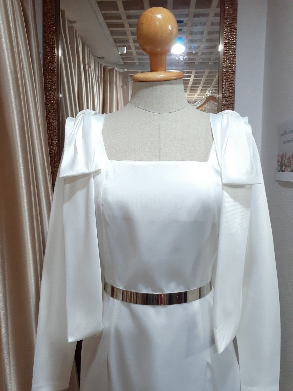 (PRE-LOVED)ชุดราตรีสั้นสีขาวแขนยาวคอเหลี่ยมไหล่โบว์2ข้าง (M)