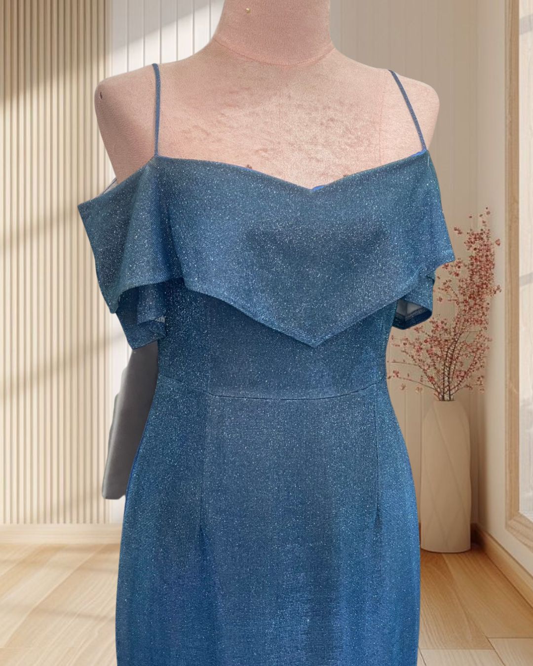 (PRE-LOVED) ราตรียาวสีฟ้า มีแขนกลิตเตอร์ ไซส์ M