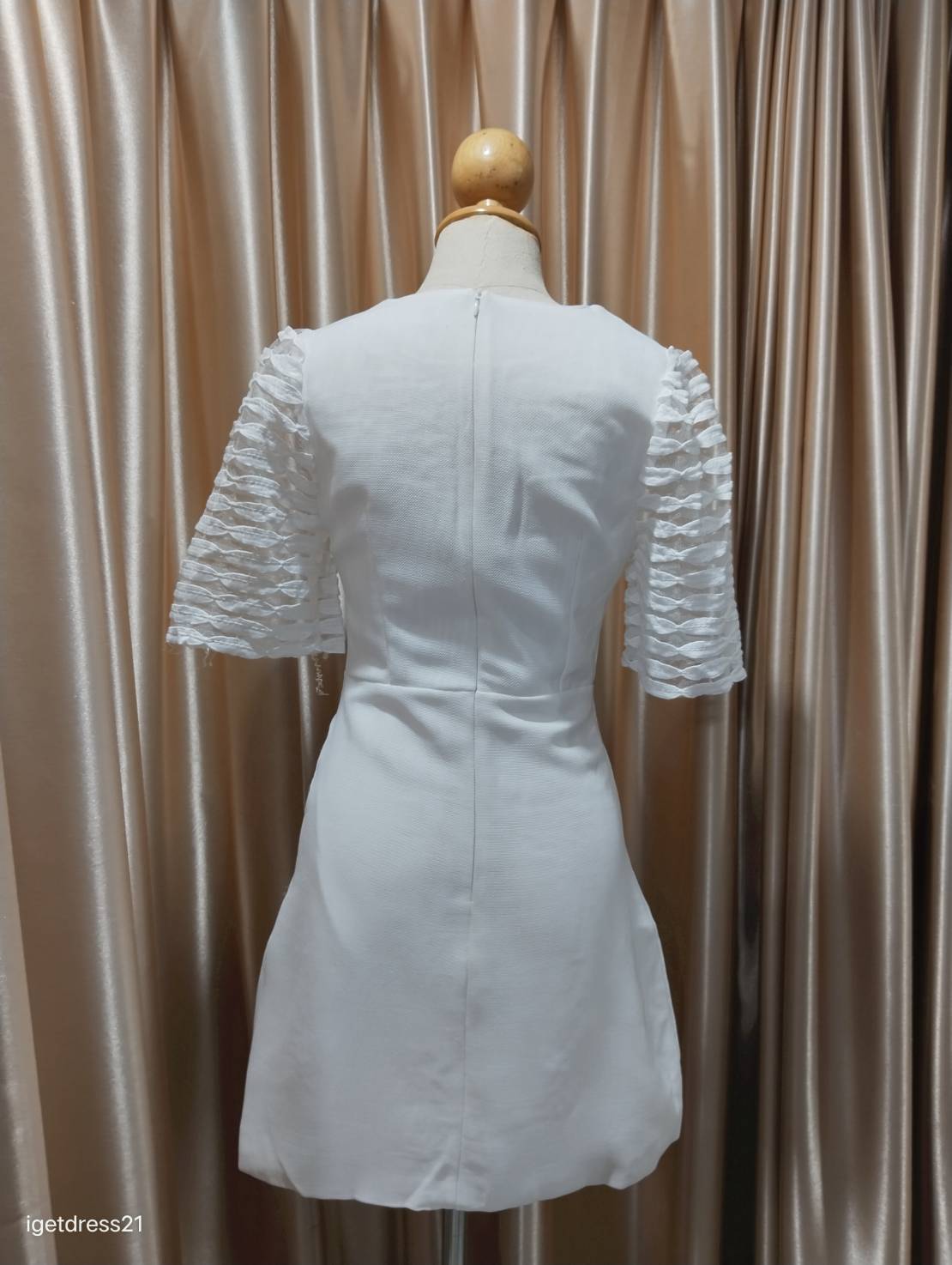 ชุดเดรสสั้นสีขาวปัก S