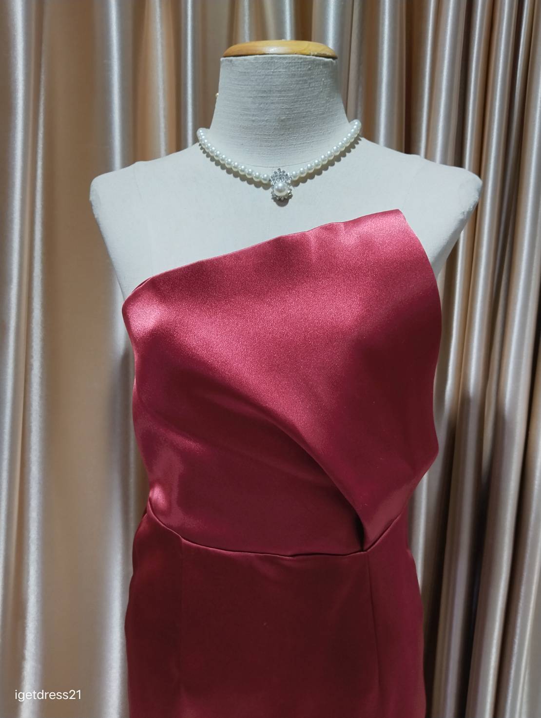 (PRE-LOVED) ชุดราตรีสั้นเกาะอกสีเเดง (M)