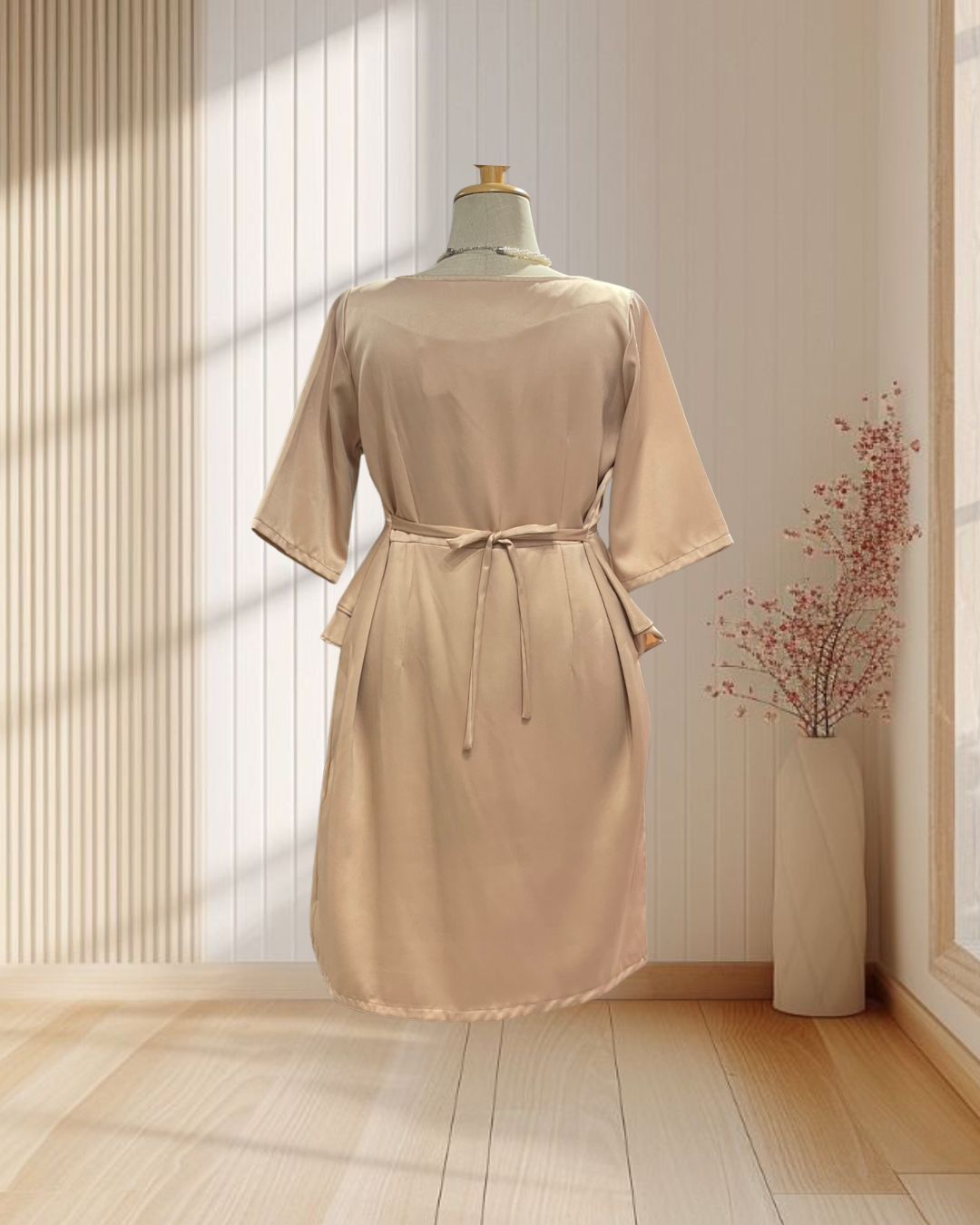 (PRE-LOVED) ชุดราตรีสีครีม คอเหลี่ยมมีแขนแต่งระบายสะโพก 5XL