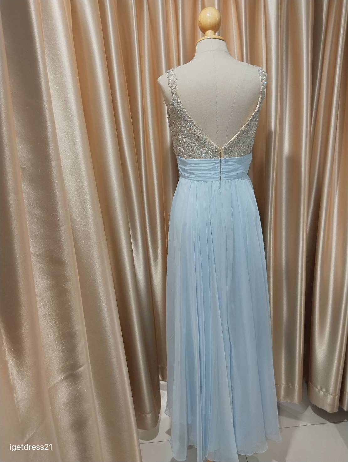 (PRE-LOVED) ชุดราตรียาวสายเดี่ยวแต่งลูกไม้ กระโปรงสีฟ้า S