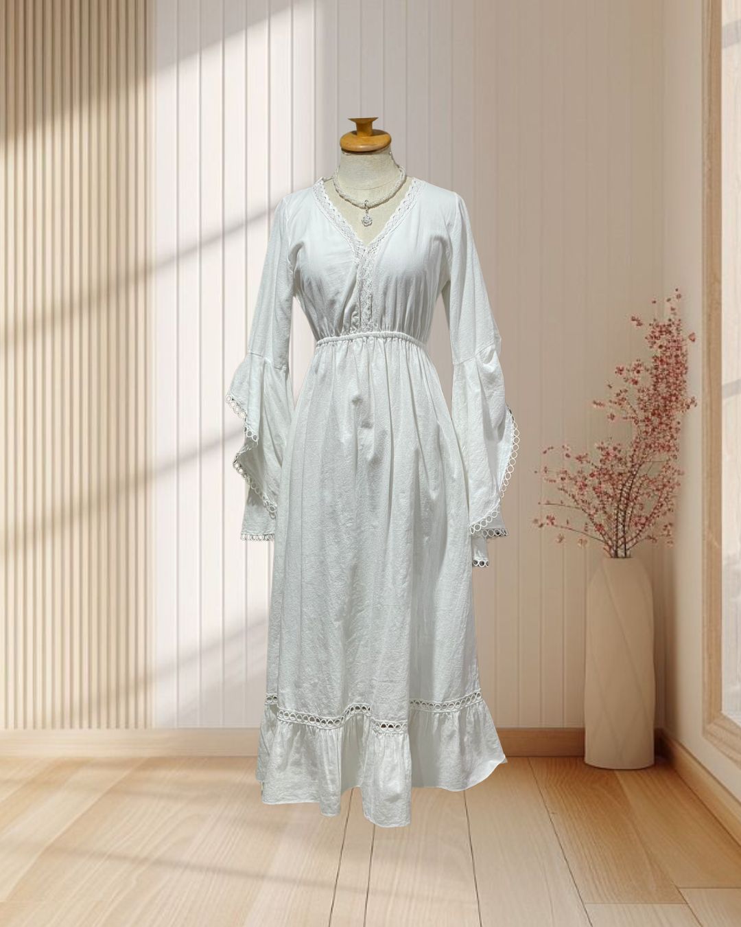 (PRE-LOVED) เดรสยาวสีขาว แขนยาว ปลายแขนกรุยกราย คอวีแต่งลูกไม้ จั๊มพ์เอว ไซส์ S