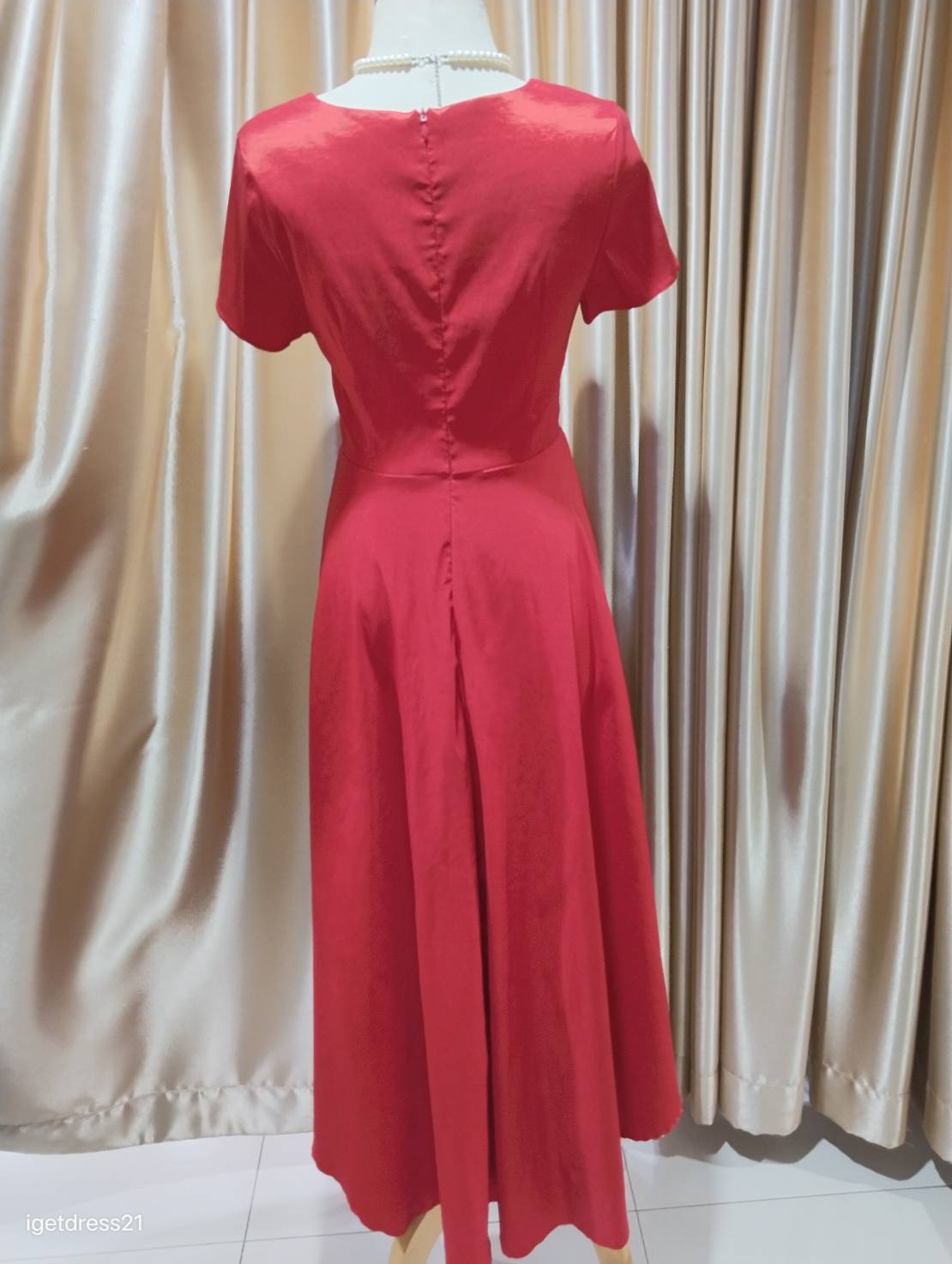 (PRE-LOVED) ราตรีสีแดงหน้าสั้นหลังยาวมีแขน(M)