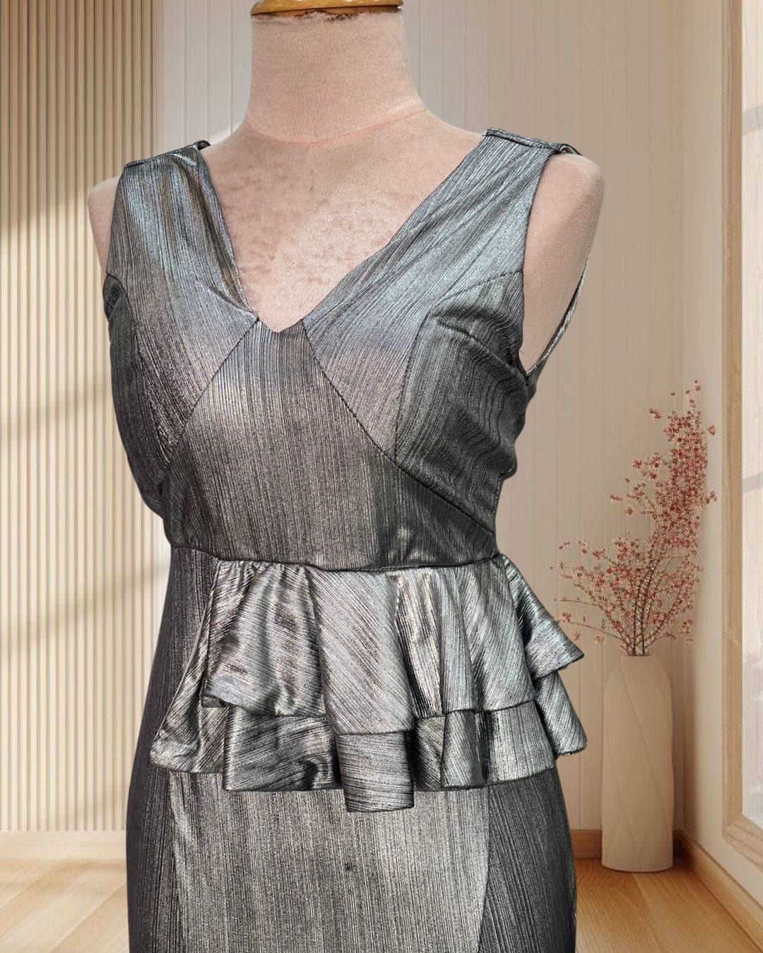 (PRE-LOVED) ราตรียาวสีเงิน ผ้าเมทัลลิค แขนกุด แต่งระบายช่วงเอว ไซส์ S