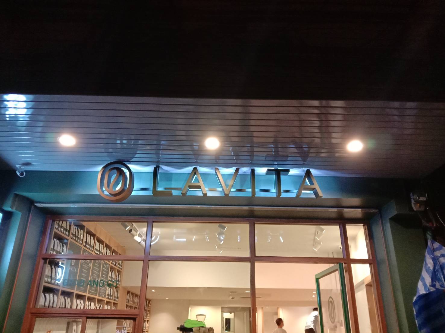 ป้ายโลหะ ซิงค์ยกขอบ ติดไฟอกหลัง - @LAVITA