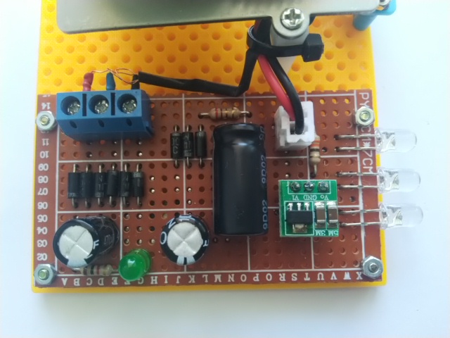 ไฟฉายมือหมุนพร้อมระบบเก็บพลังงาน