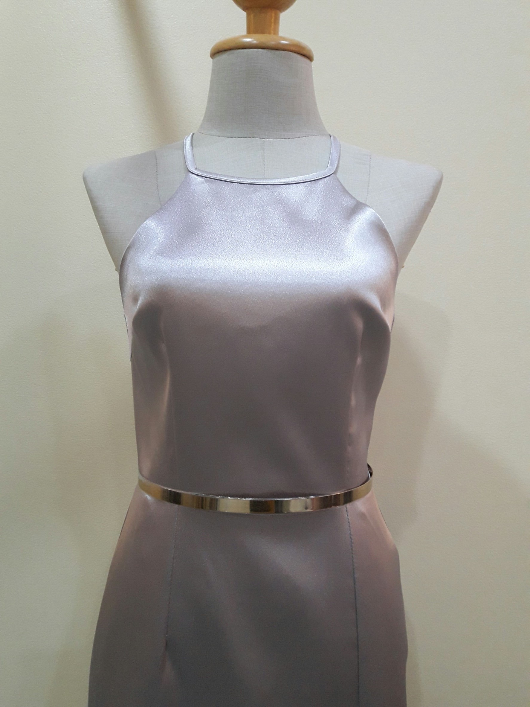 (PRE-LOVED) ชุดราตรียาวสีเทาเปิดไหล่ผ้าเงา (S)