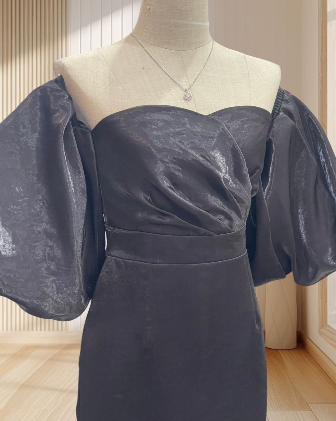 (PRE-LOVED) ราตรีสั้นสีดำ แขนพองปาดไหล่ผ้าแก้ว กระโปรงทรงสอบ ไซส์ S