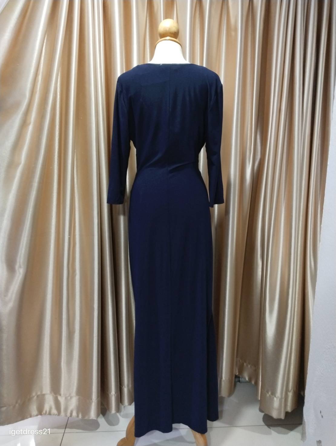 (PRE-LOVED) ชุดราตรียาวสีกรมแขนยาวผ้าเด้ง L