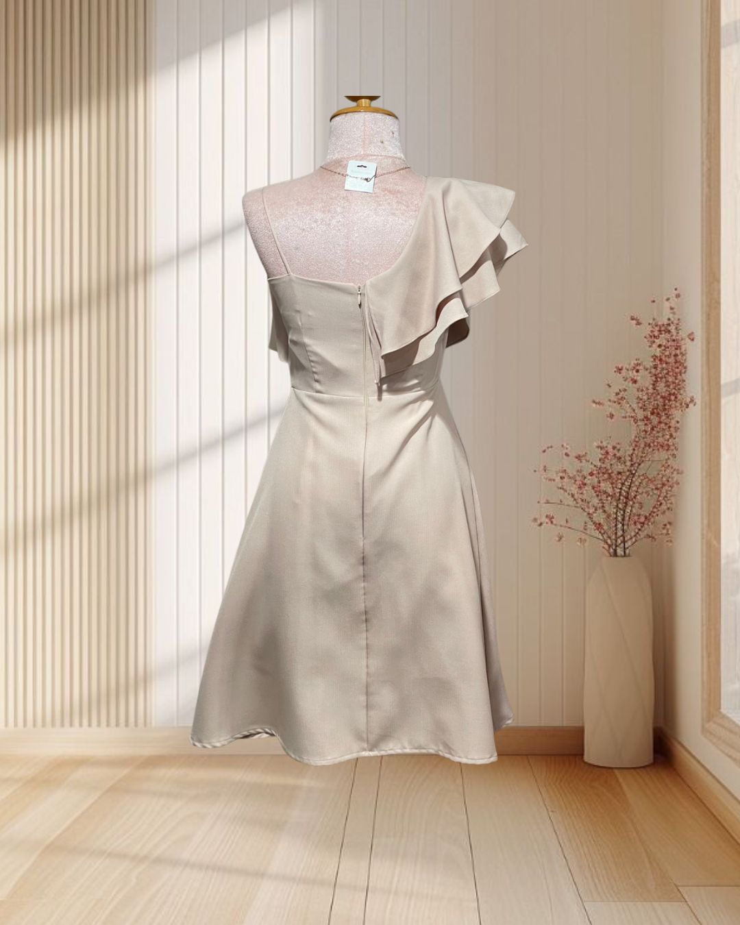 (PRE-LOVED) ราตรีสั้นสีครีม บ่าเฉียงระบายกระโปรงบาน ไซส์ S