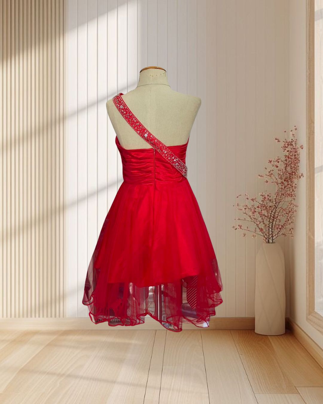 (PRE-LOVED)ราตรีสั้นสีแดง เกาะอก เกี่ยวไหล่ปักเพชร 1 ข้าง กระโปรงฟู ไซส์ M