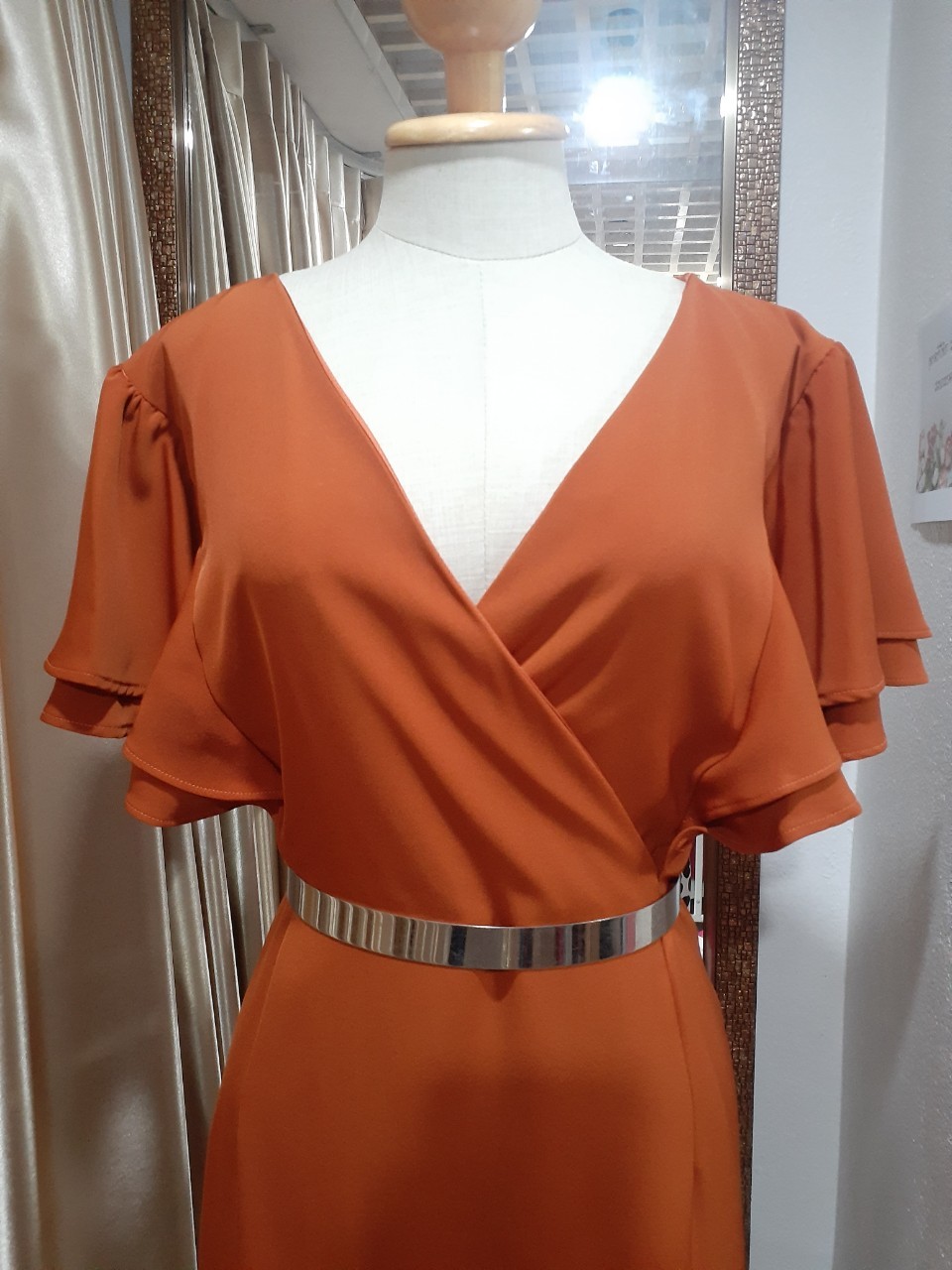 (PRE-LOVED) เดรสสีส้มคอวีอกไขว้ จับจีบแขนระบายพริ้วพรางต้นแขน ผ้าเครป (3XL)