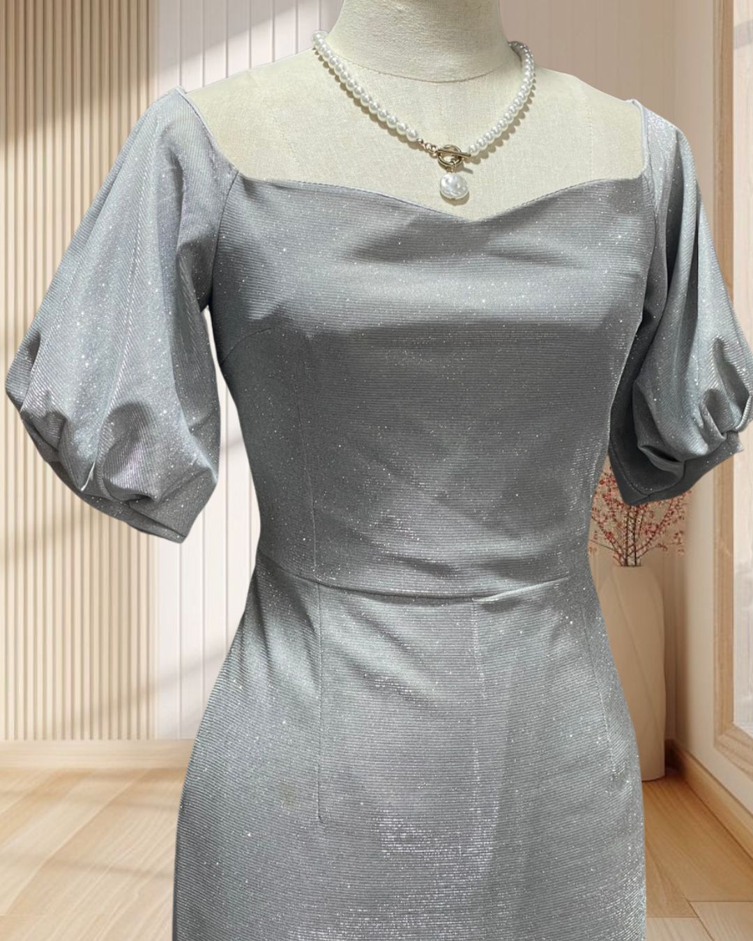 (PRE-LOVED) ชุดสั้นสีเงินกลิตเตอร์ แขนพอง +โบว์ (M) มือ2