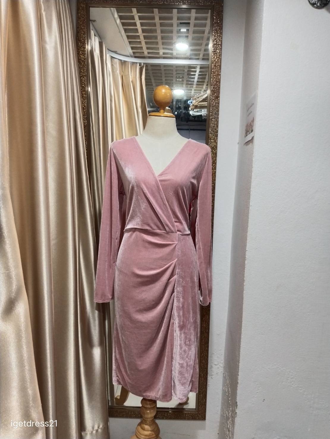 ราตรีสั้นสีชมพูกำมะหยี่แขนยาวคอวี XL