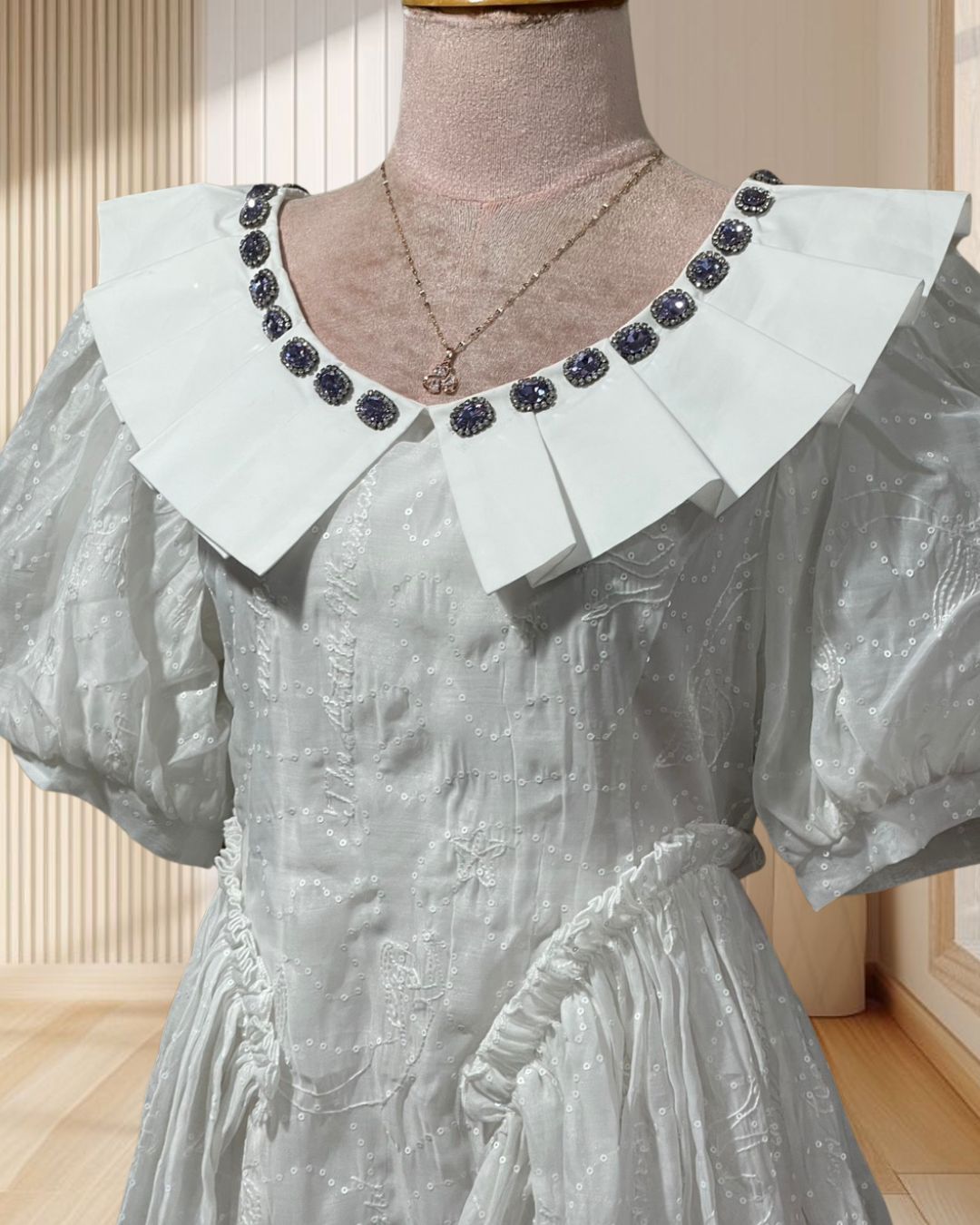 (PRE-LOVED) เดรสสั้นสีขาว ผ้าปักเลื่อม มีปก แต่งเพชรสีม่วง ไซส์ M