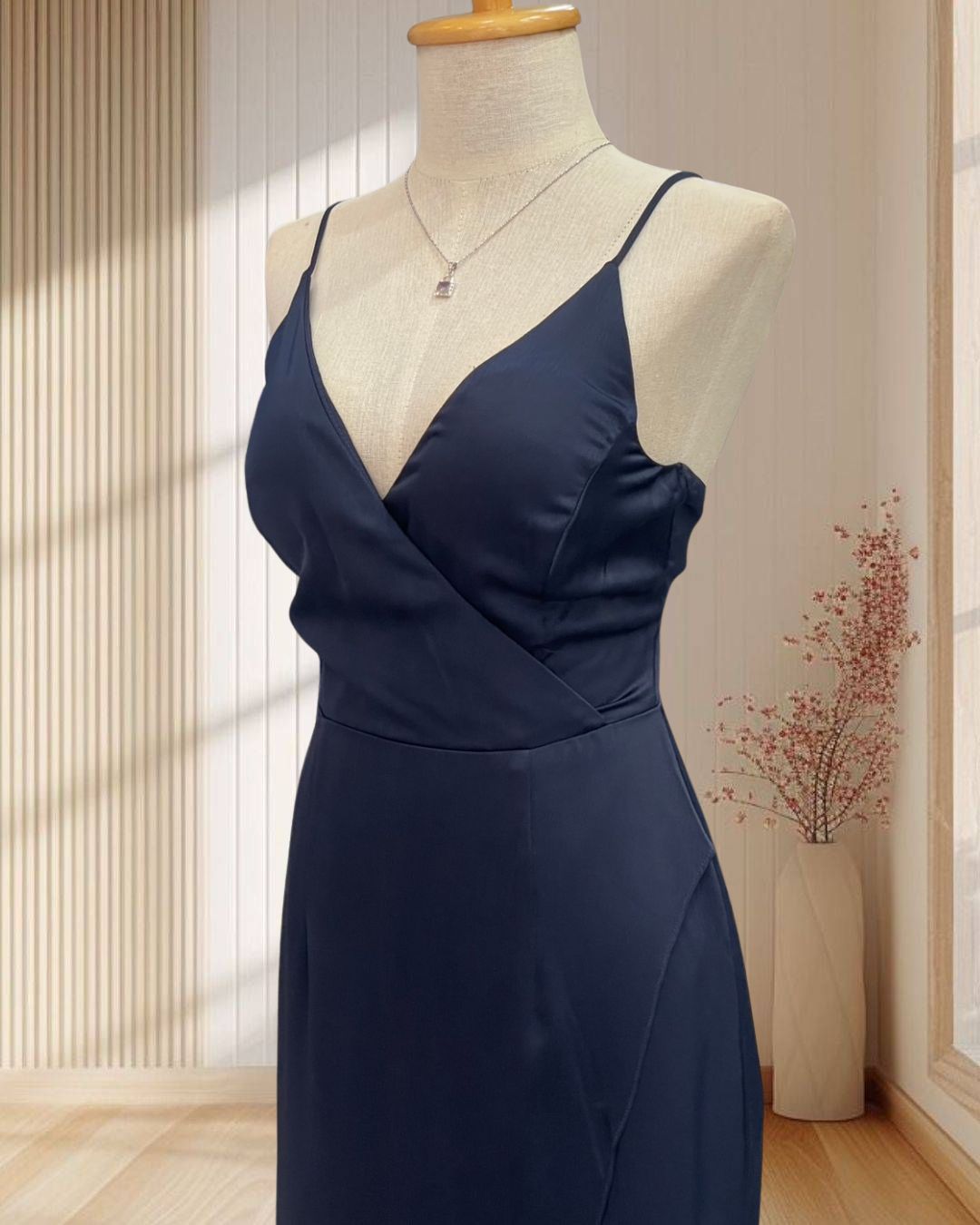 (PRE-LOVED) ราตรียาวสีกรม สายเดี่ยว คอวีผ้าซาติน ไซส์ M