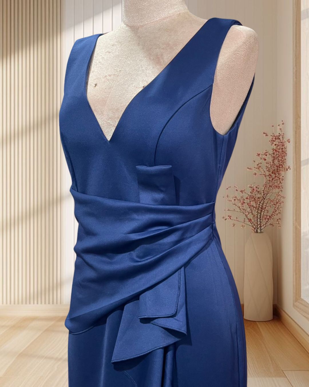 (PRE-LOVED) ราตรียาวสีน้ำเงิน แขนกุด เว้าหลังแต่งระบายหน้านาง ไซส์ M