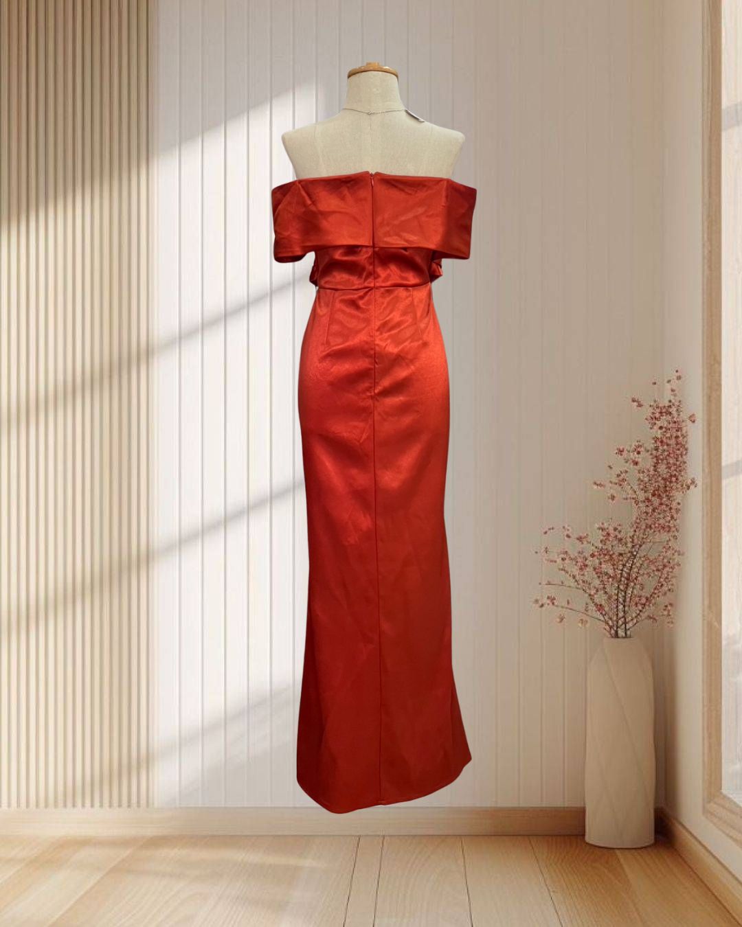 (PRE-LOVED) ราตรียาวสีส้ม ปาดไหล่ ผ้าเงาหนา ไซส์ L