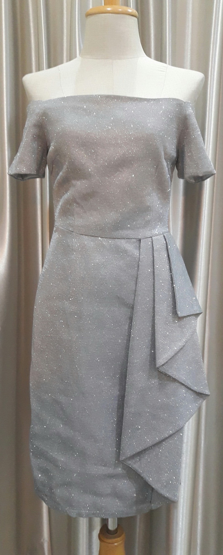 ชุดราตรีสั้นสีเทาเปิดไหล่ Size : S มือ2