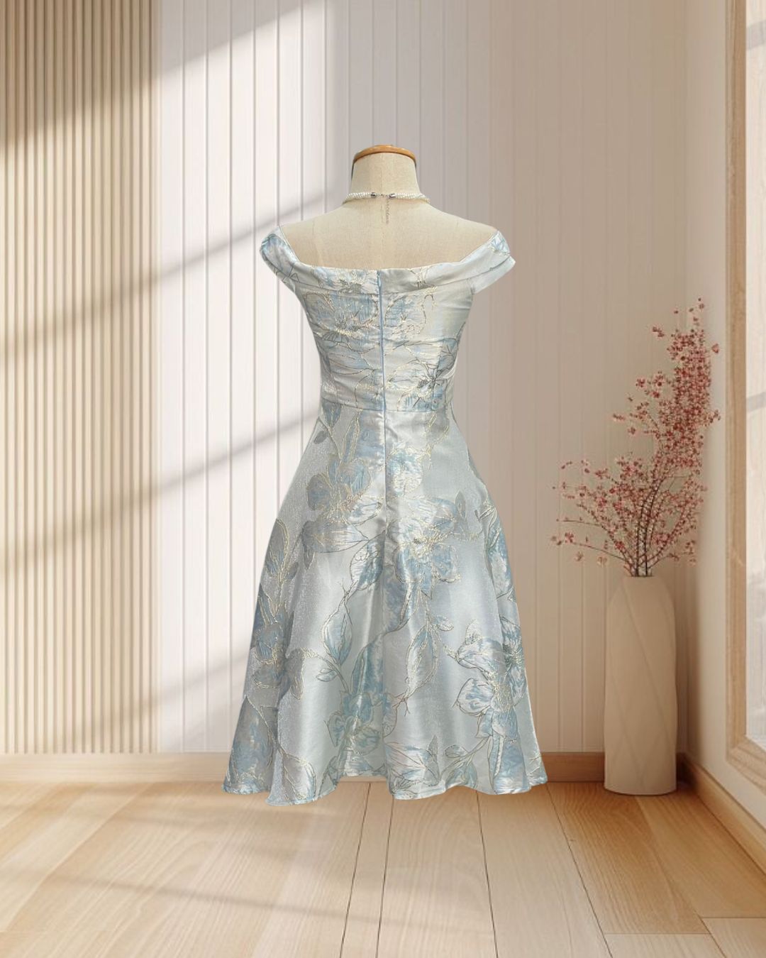 (PRE-LOVED) ราตรีสั้น สีฟ้า ปาดไหล่ ปักลายสีทอง กระโปรงเจ้าหญิง ไซส์ S