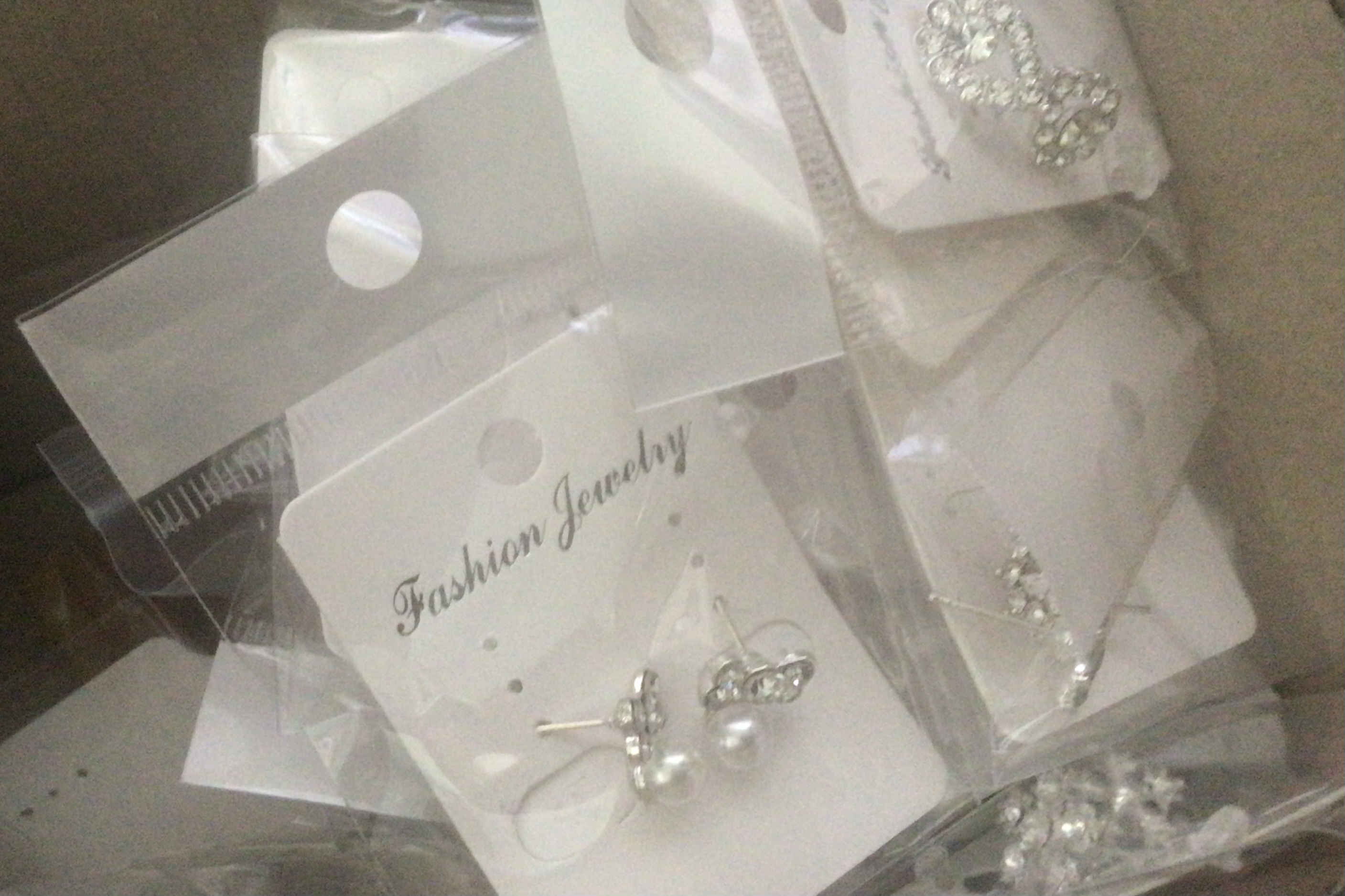 (ของแถม) ต่างหูคละแบบสองคู่