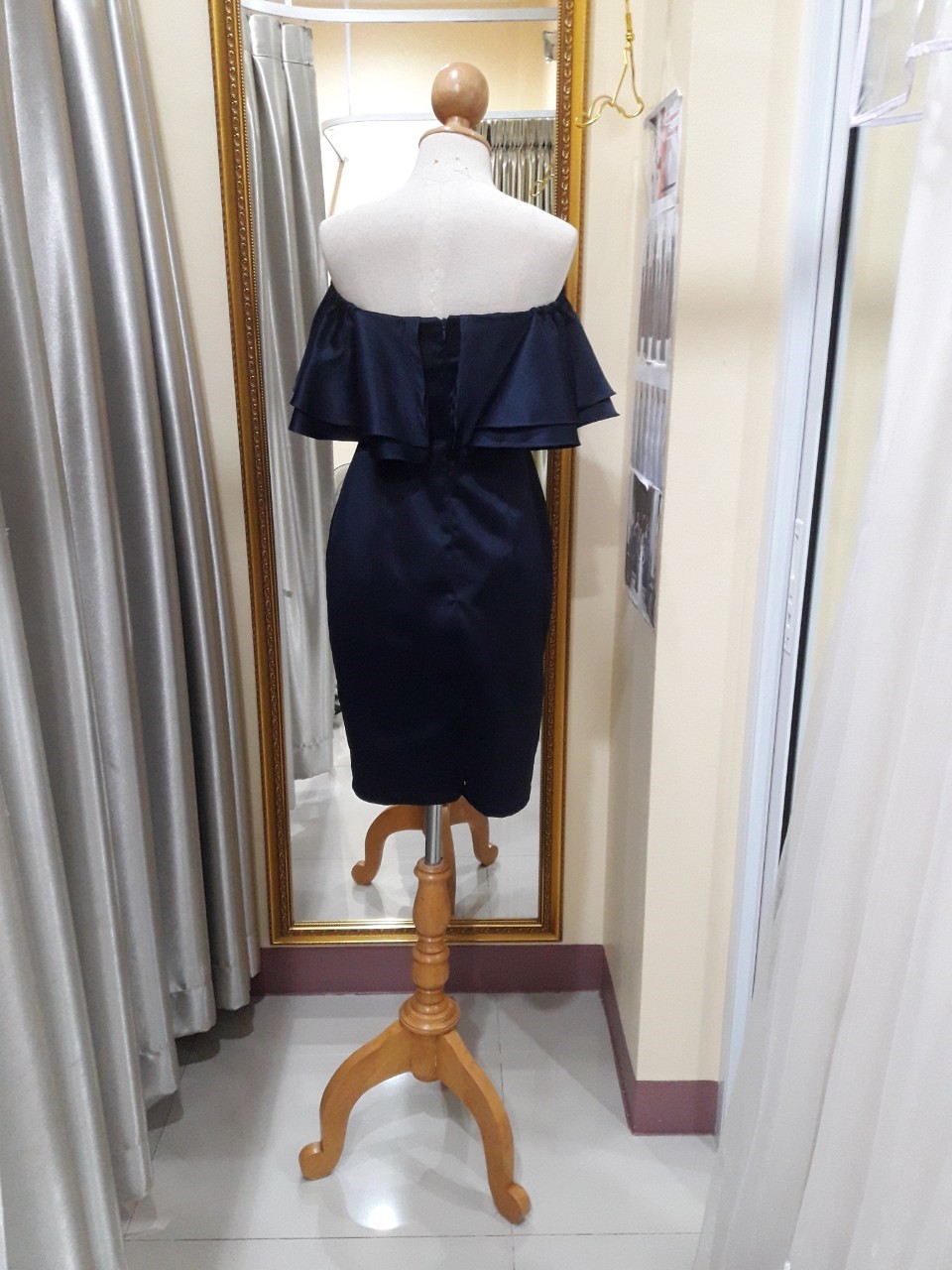 (PRE-LOVED) ชุดราตรีสั้นปาดไหล่อกระบาย2ชั้นสีกรม(S)