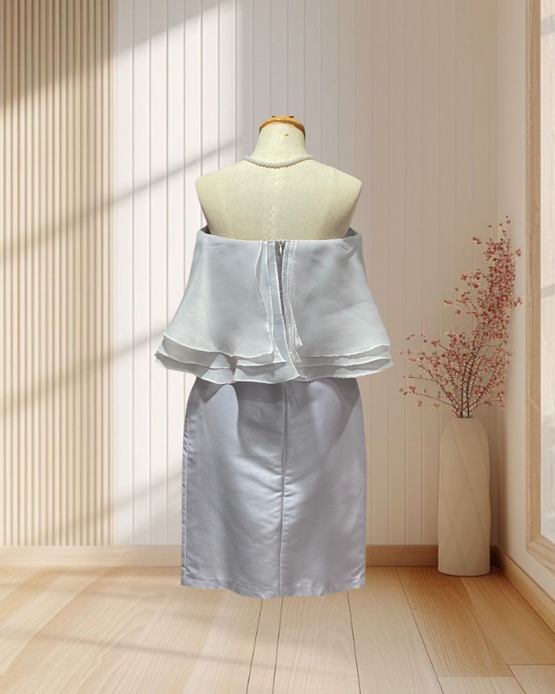 (PRE-LOVED) ชุดราตรีสั้นเกาะอกแต่งผ้าแก้ว 3 ชั้นสีเทา S