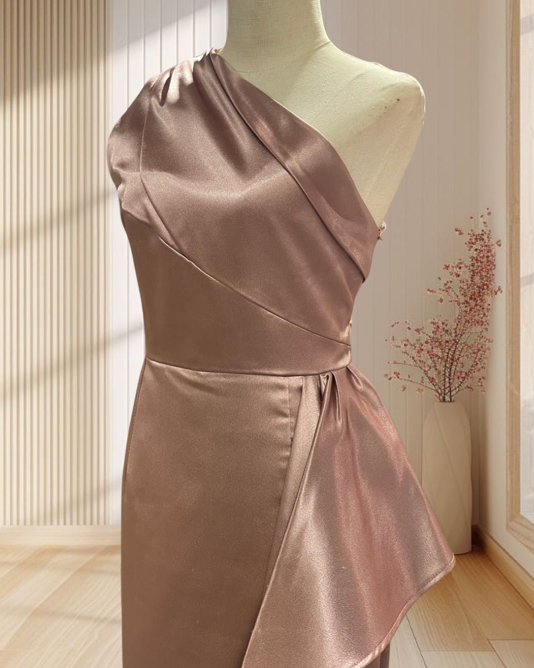 (PRE-LOVED) ราตรีสั้นสีกะปิ บ่าเบี่ยงเเต่งจีบข้าง ไซส์ XL