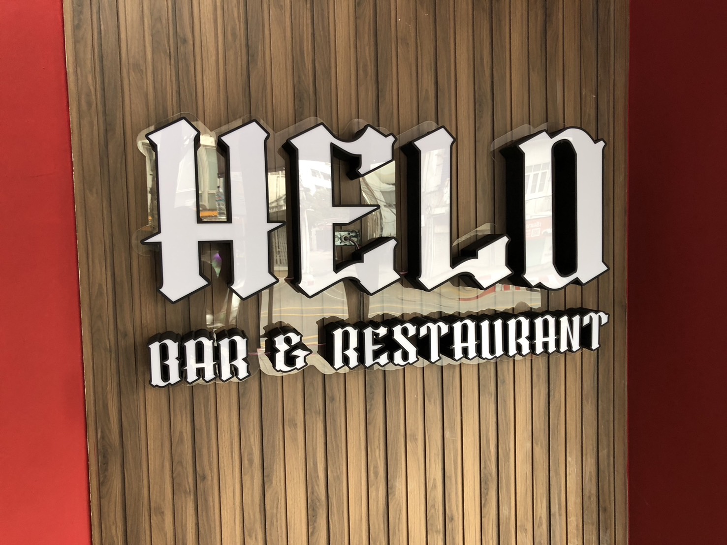 ป้ายอักษรไฟออกหน้า HELO