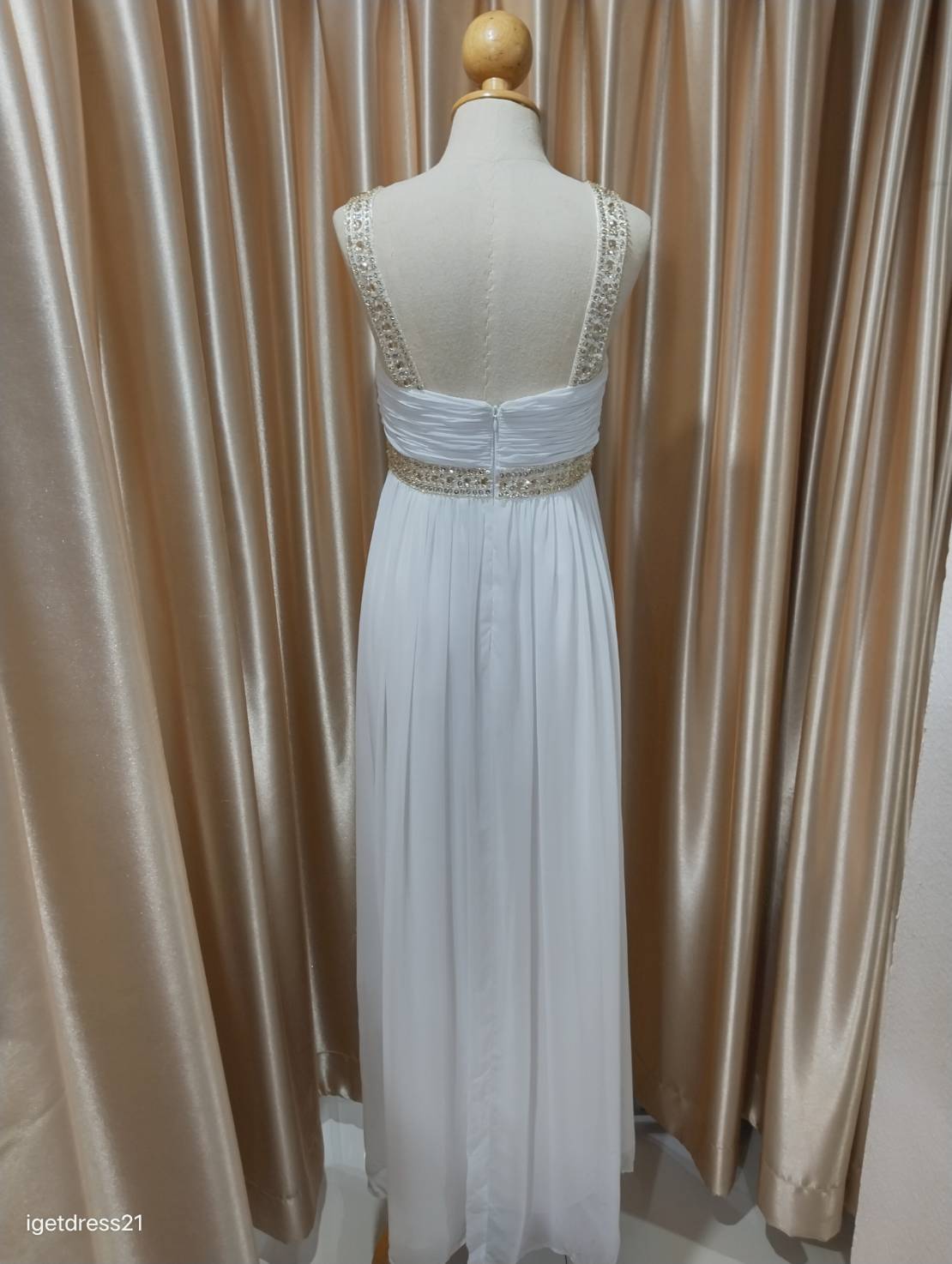 (PRE-LOVED) ชุดราตรียาวสีขาวแต่งพลอย