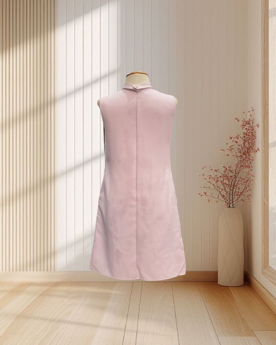 (PRE-LOVED) เดรสสั้นสีนู้ด แขนกุด ปักเพชรคริสตัล พร้อมโชคเกอร์ ไซส์ M